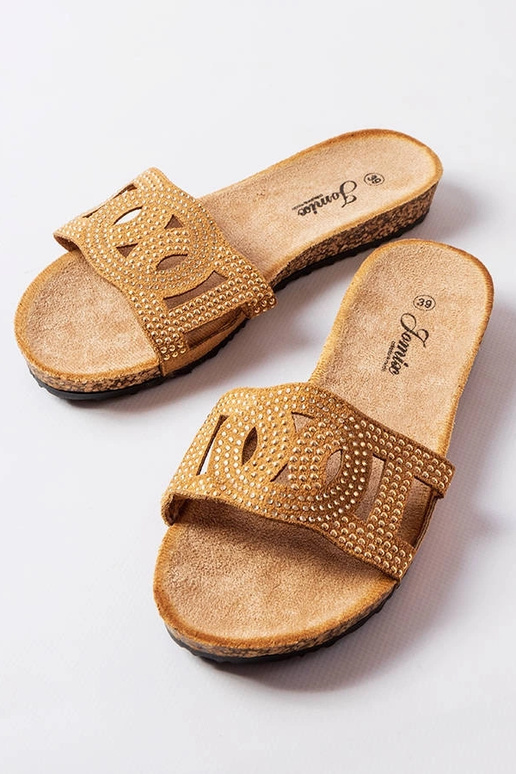 Chanclas marrones decoradas con...