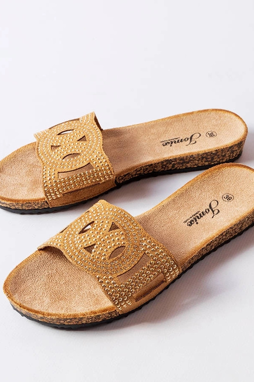 Chanclas marrones decoradas con...