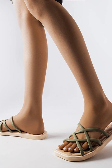 Chanclas de goma verde... 2