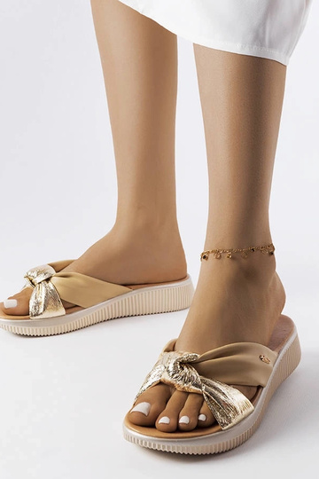 Cuñas Luce beige y doradas