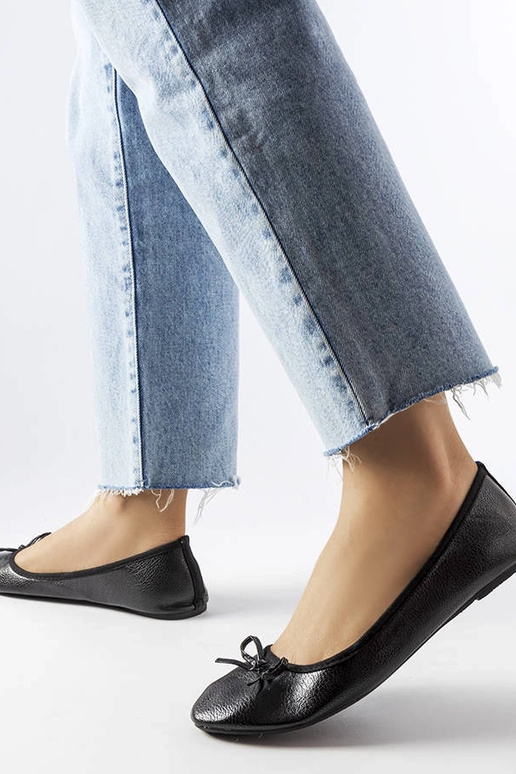 Bailarinas negras decoradas con un... Bailarinas negras decoradas con un...