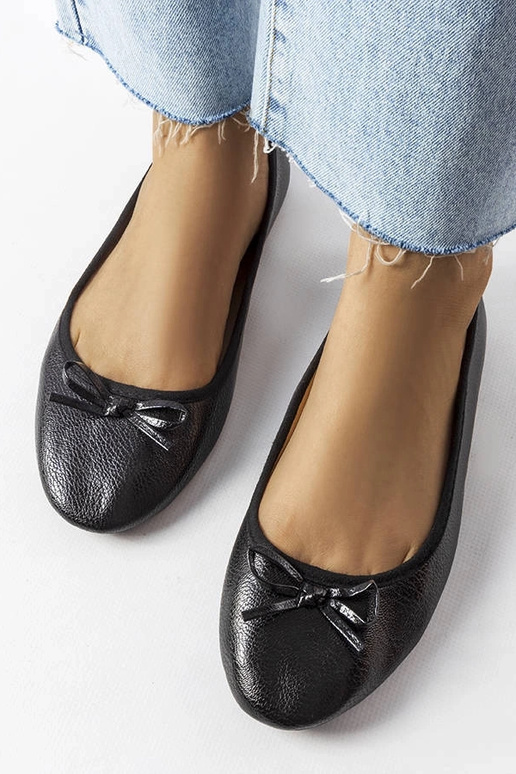 Bailarinas negras decoradas con un... Bailarinas negras decoradas con un...