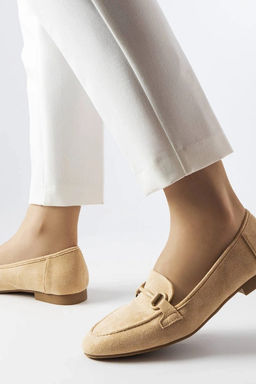 Mocasines de mujer de ante beige con hebilla Hinkle 2