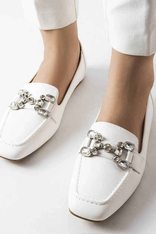 Mocasines blancos con circonitas...