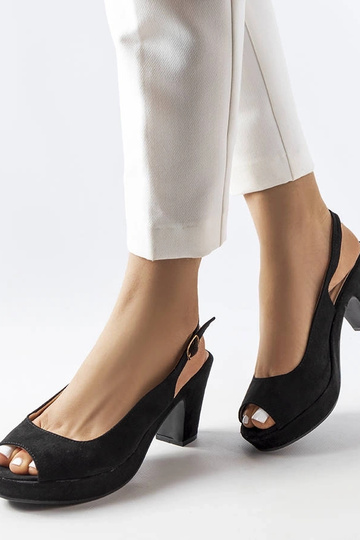 Sandalias negras de tacón...