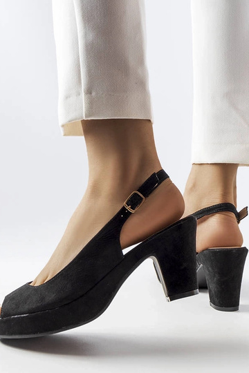 Sandalias negras de tacón... 2