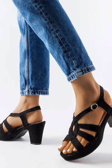 Sandalias negras de tacón...