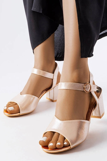 Sandalias de tacón doradas... 2