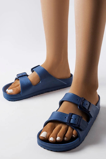 Chanclas de goma azul...