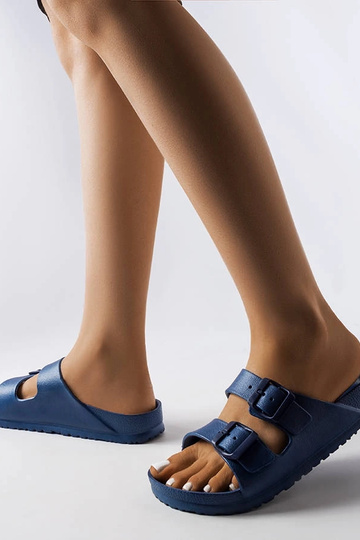 Chanclas de goma azul... 2