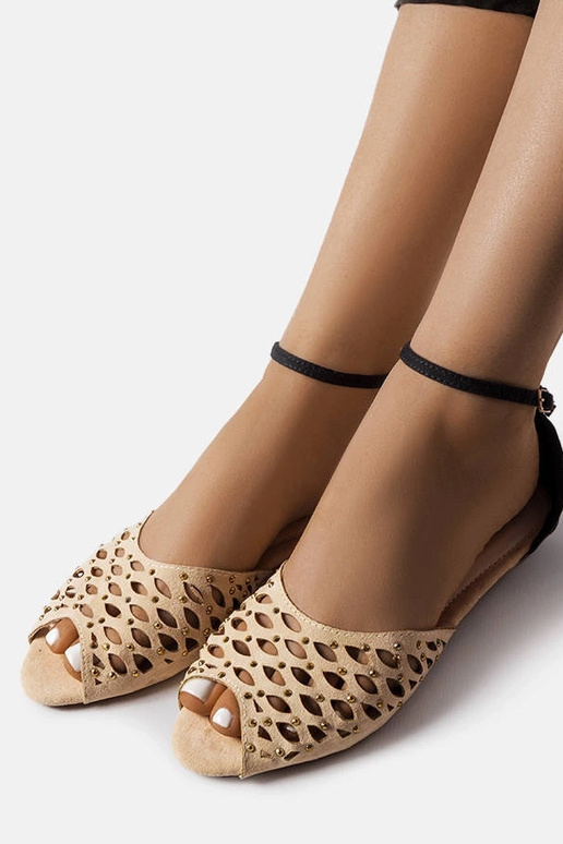 Sandalias beige caladas con...