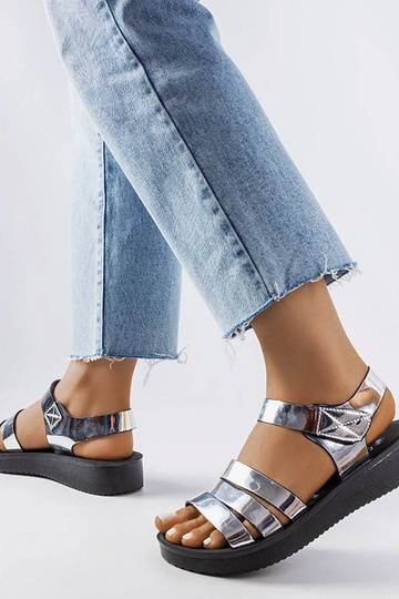 Sandalias de cuña plateadas...