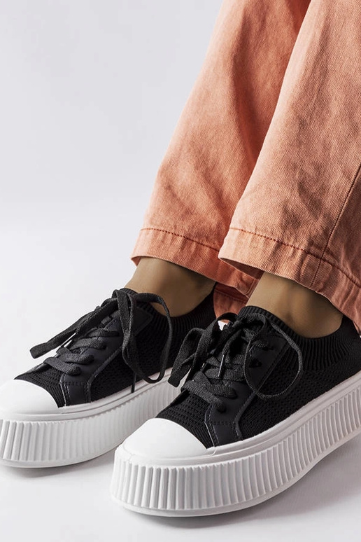 Zapatillas de tela negra sobre...