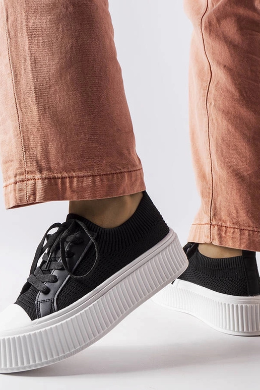 Zapatillas de tela negra sobre...