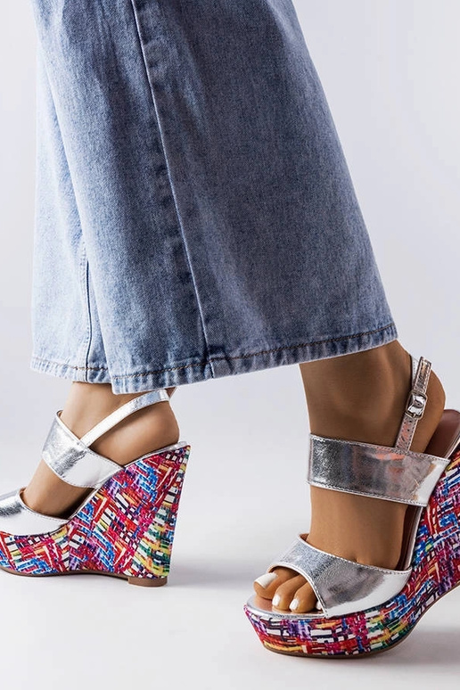 Sandalias plateadas con cuñas...