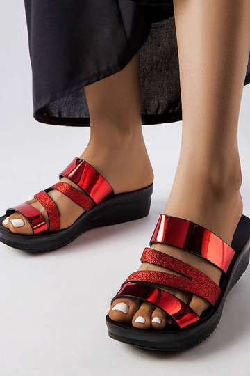 Las chanclas rojas brillantes de Lola