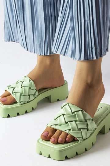 Chanclas con suela de tractor verde Lora
