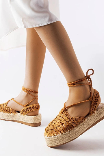Alpargatas con cordones en color camel Partenia