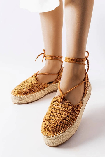 Alpargatas con cordones en color camel Partenia 2