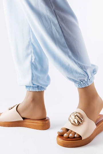 Chanclas de plataforma beige de Michelle 2