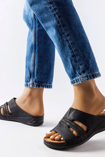 Chanclas de cuña ligeras negras Oliwia