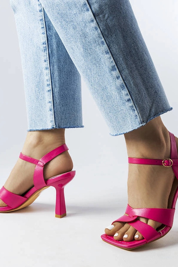 Sandalias rosas de tacón alto con tiras Karolina