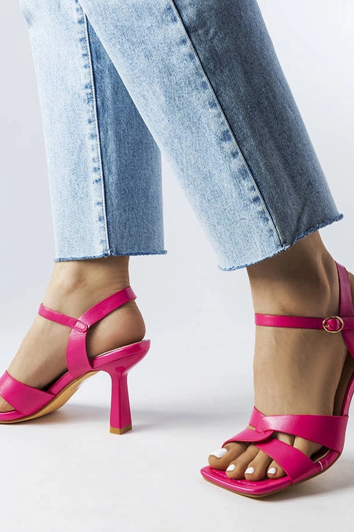 Sandalias rosas de tacón alto con...