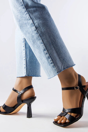 Sandalias negras de tacón alto con tiras Karolina 2