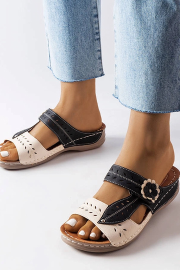 Chanclas negras con cuña baja Jolanta