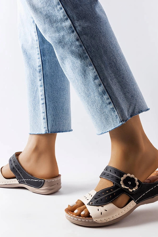 Chanclas negras con cuña baja Jolanta