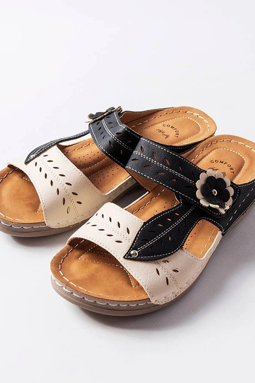 Chanclas negras con cuña baja Jolanta