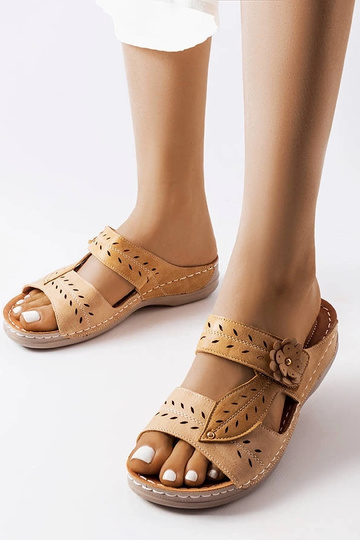 Chanclas beige con cuña baja Jolanta