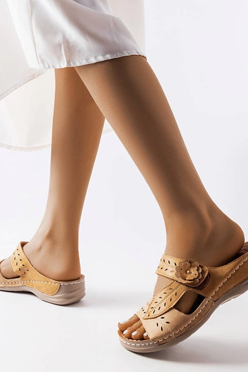 Chanclas beige con cuña baja Jolanta 2