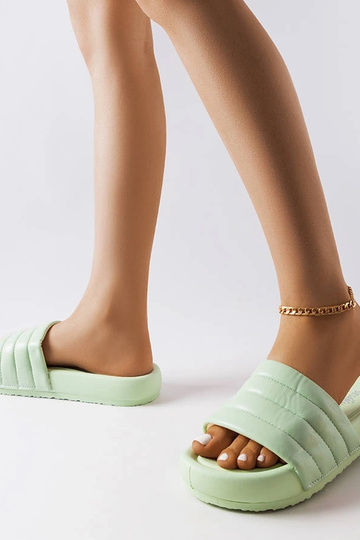 Chanclas verdes decoradas con acolchado Dorene