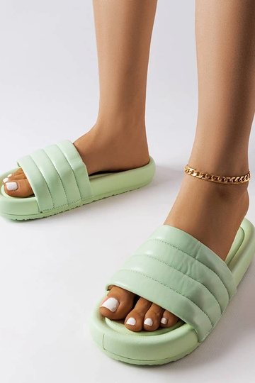 Chanclas verdes decoradas con acolchado Dorene 2