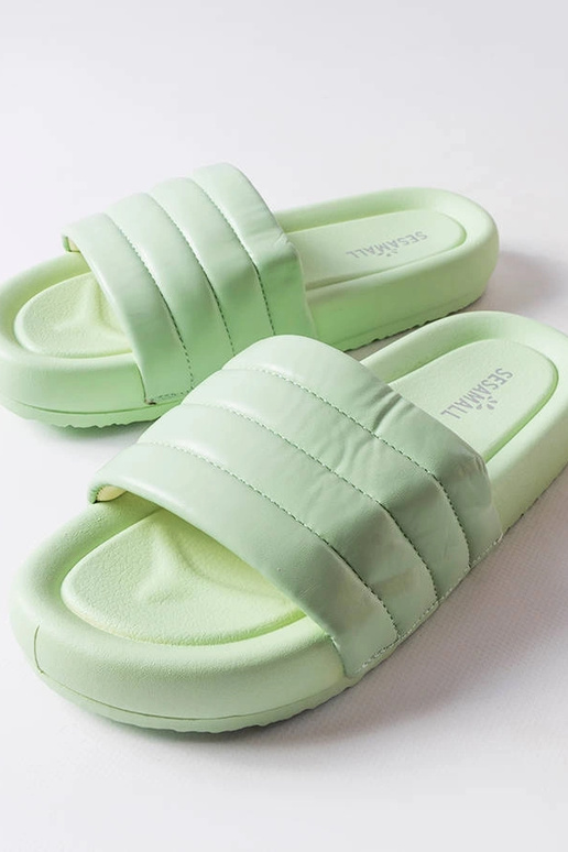 Chanclas verdes decoradas con...