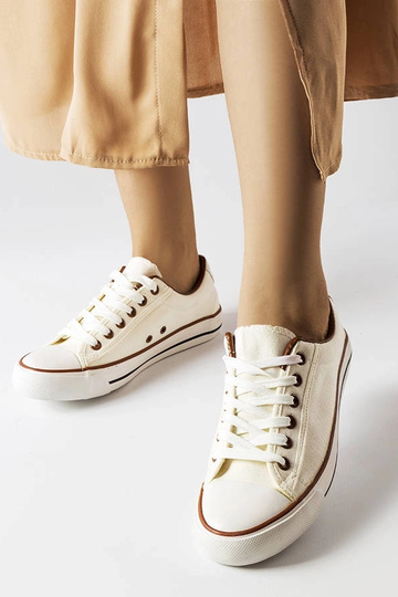 Zapatillas de tejido blanco...