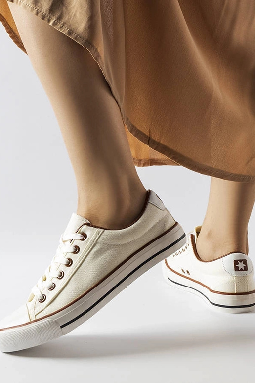 Zapatillas de tejido blanco de... Zapatillas de tejido blanco de...