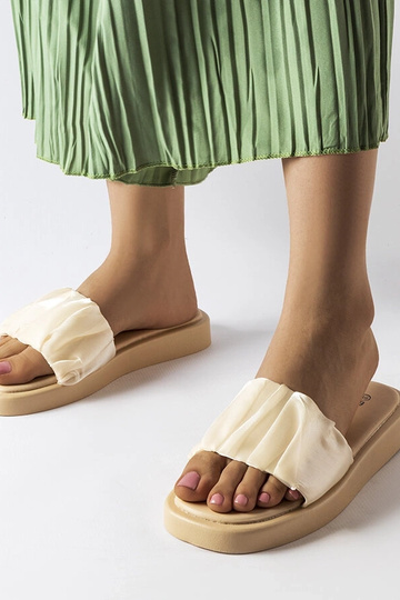 Sandalias beige decoradas con volantes Boulevard