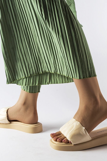 Sandalias beige decoradas con volantes Boulevard 2