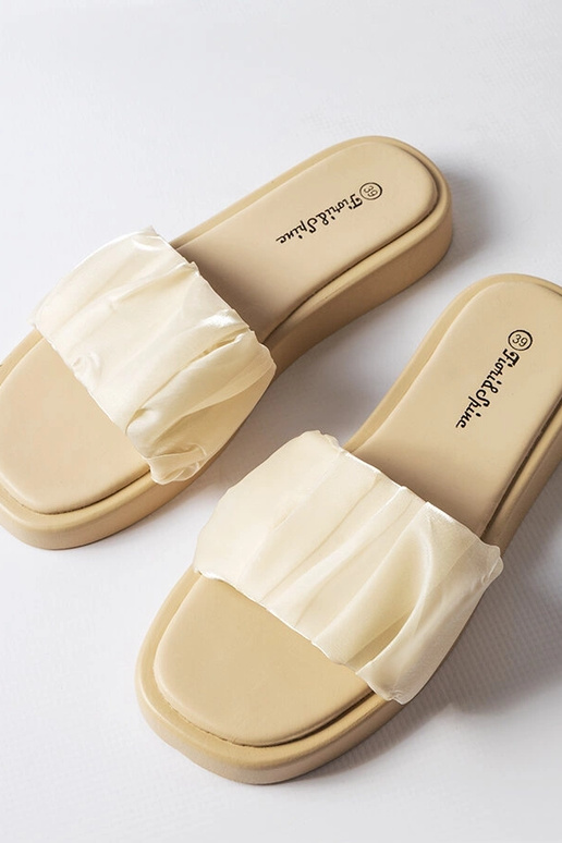 Sandalias beige decoradas con...