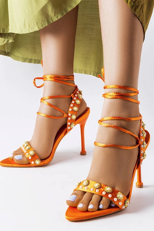 Sandalias naranjas decoradas con...
