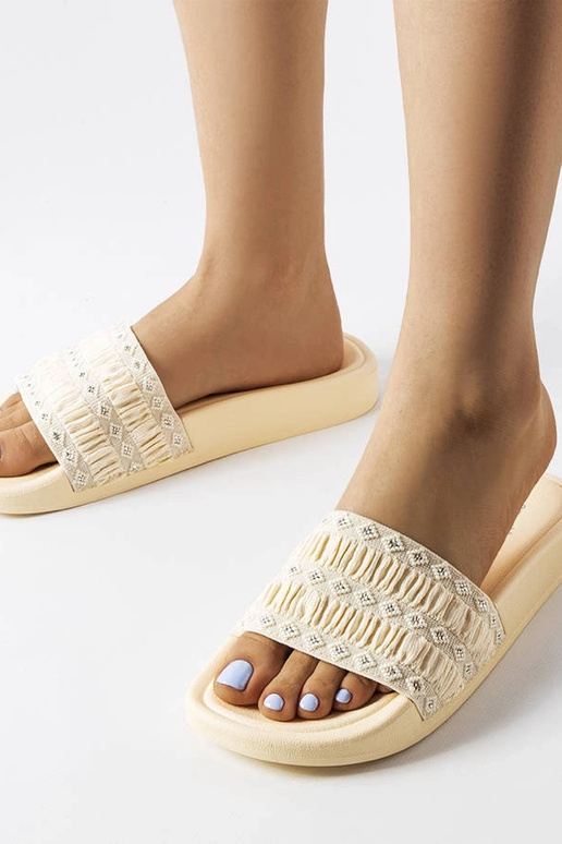 Chanclas beige decoradas con volantes...