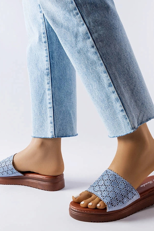 Sandalias azules caladas con...