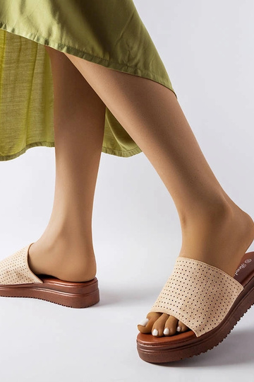 Zapatillas color arena con...