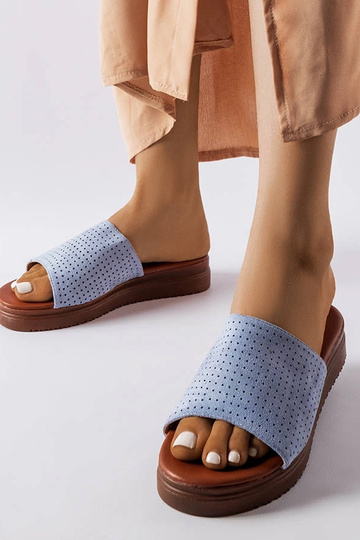 Chanclas azules caladas de Idabel
