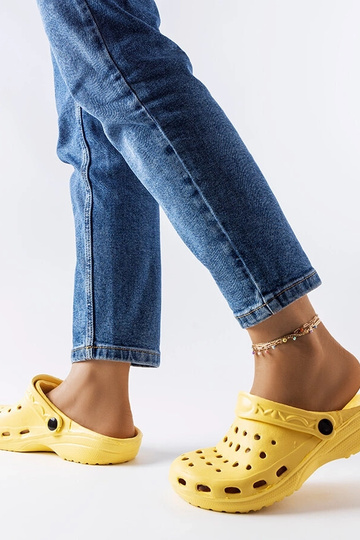Chanclas de espuma amarilla...