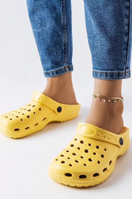 Chanclas de espuma amarilla con punta...
