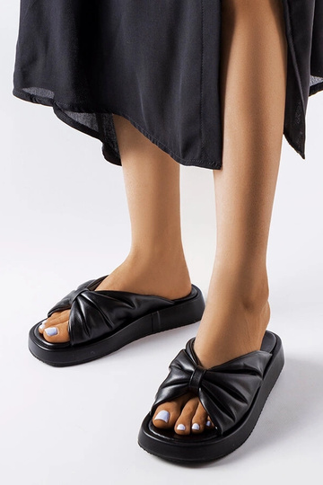 Chanclas negras de cuña...