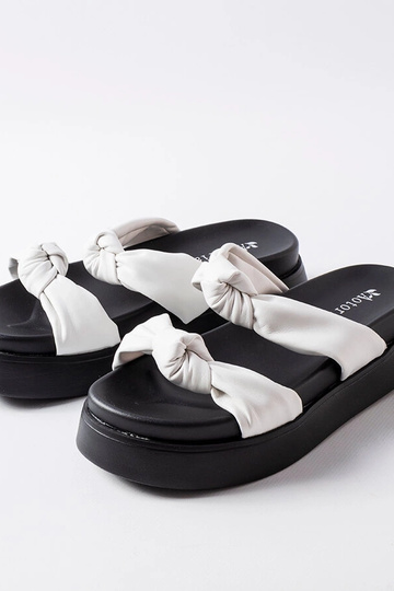 Chanclas blancas sobre plataforma, "Katelin"